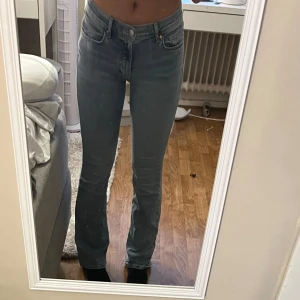 Gina tricot jeans low waist  - Helt nya har kvar påse o allt använt dem en gång och köpte dem för 500kr inga skador eller något 