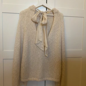 Stickad tröja Arket - Superfin stickad mohair tröja från Arket! Knyte i bak med satin rosett. Mycket bra skick! Stolek M 💗