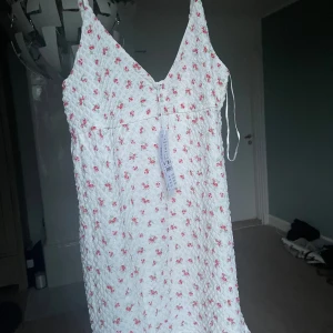 Söt sommarklänning - oanvänd sommarklänning från Gina, kände inte att den passade mig därav säljer jag💕💕kom gärna med prisförslag 💓strl M men är som S