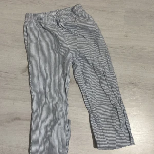 Randiga pyjamasbyxor  - Bra skick men 18kr för frakt original pris är 200kr i lager men jag säljer för 100+frakt