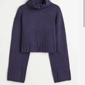 Stickad polo tröja - H&M slutsåld - Slutsåld stickad polo tröja i färgen mörk blå. Jättefin kvalite och material. Köpt för 249 säljer för endast 160kr.
