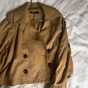 Croppad trenchcoat knappt använd