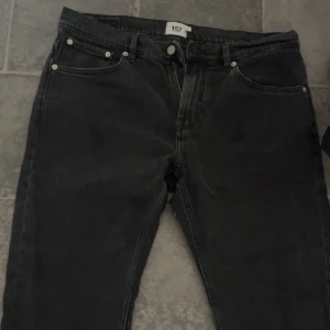Grå/svarta jeans från lager 157 - Grå/svarta jeans som jag nästan aldrig har använt, skick: 9/10, storlek: W: 33 L:30