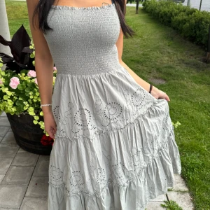 Klänning med volang  - Klänning från zara, aldrig använd tyvärr! Passar båda s och m då den är väldigt stretchig