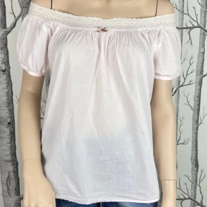 Tröja - Söt oddmolly topp/blus som jag inte använder. Står ingen storlek men bär oftast s/m och den passar bra på mig. Kan skicka fler bilder☺️