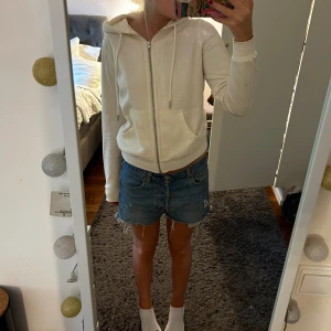 Vit dragkedje hoodie🤍 - Skön drakedje hoodie som passar till mycket perfekt på sommar kvällar💞💞
