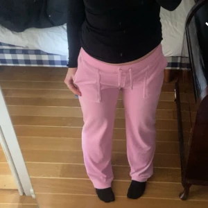 Juicy byxor  - Ljusrosa juicy byxor 💗 Byxorna är lite långa för mig som är 168cm så det finns nåra fläckar längst nere vid byxkanten som inte går bort i tvätten tyvärr (se sista sidan).  Kan därför tänka mig att sänka priset vid intresse! 