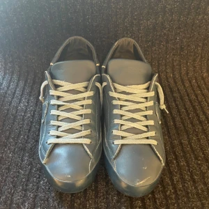 Philippe Model  - Säljer ett par Philippe Model i den ovanliga färgen marinblå. Skorna är i nyskick och såklart äkta. Vi minsta lilla funderingar så är det bara att höra av sig! 🤝