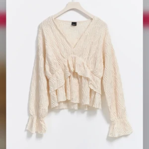 Blus  - Säljer min blus från Gina, endast använd en gång🙌🏼