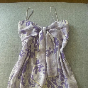 Rosett topp - Supersöt lila rosett topp med tunt material lite synlig vid magen❣️banden är insydda men går att sprätta upp☺️ passar xs/s men kanske även s/m