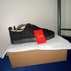 Loubs - Helt nya Loubs säljs om ni är intresserade av att köpa skicka ett pris förslag eller skriv ett om. 