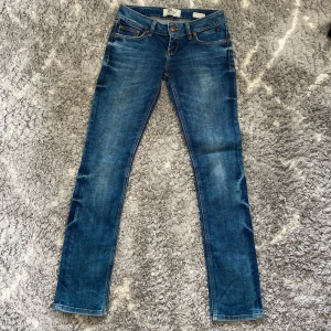 Ltb jeans - Ett par ltb jeans i jätte bra skick. De är i passformen midrise slim❤️skriv privat för mer info ❤️midjemått:35 cm rakt över innerbenslängden:77 cm