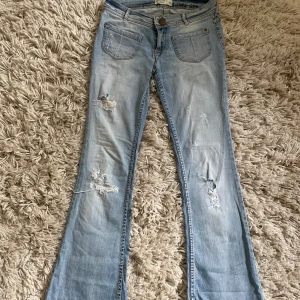 Jeans - Super snygga bootcut jeans köpt secondhand! Tyvärr för små för mig. Midjemått mått 36cm Innerbenslängd 76cm Ytterben 96cm