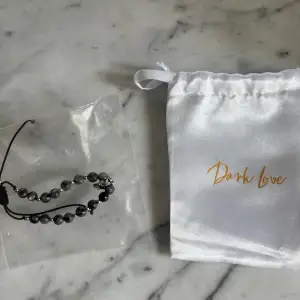 Jättesnyggt och trendigt armband från dark 💕 helt oanvänt och jag säljer pga fick fel när jag beställde från deras hemsida 💕 nypris 350kr 