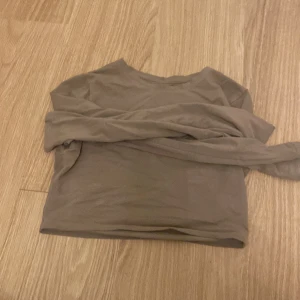Långärmad magtröja  - Grå/bers stårlek S. Getto/orten stil. Har haft på mig 3-4 gånger. Den är lite för kort för min del. Men också tycker om lite urringad. Köpt på lager 157. Pris kan som vanligt diskuteras