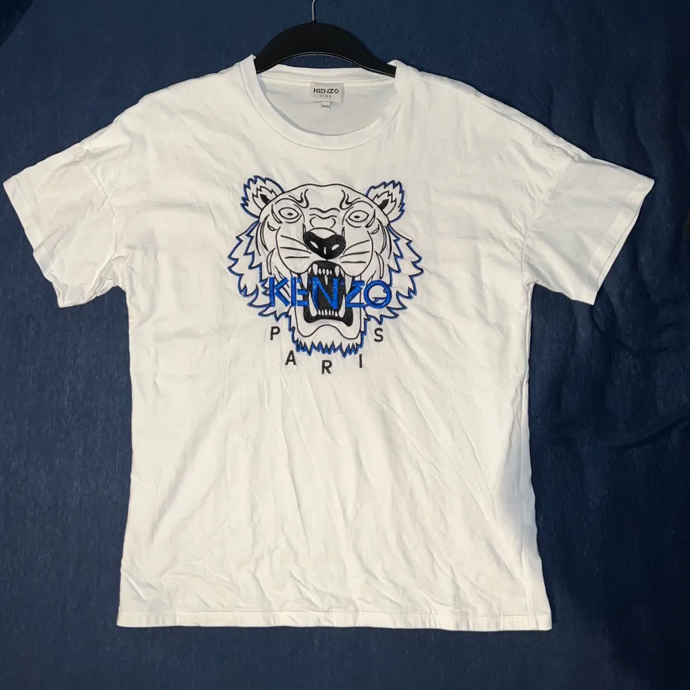 Kenzo T-shirt för barn aldrig använd, Storlek 164 cm, Märket är sydd EJ tryckt. PRIS KAN DISKUTERAS. T-shirts.