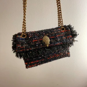 Kurt Geiger tweed cross body väska - Jag säljer denna fina väska för att den tyvärr inte kommer till användning, använd fåtal gånger och har inga defekter. Nypris 2878 och säljer för 1500   köparen står för frakt priset kan diskuteras vid snabb affär 