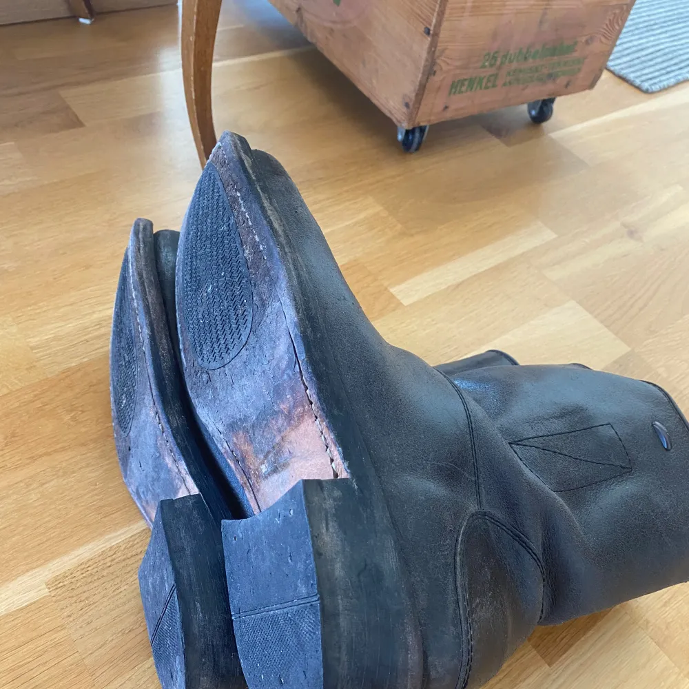 Our Legacy Flat Toe boots  Size 43 (säljer dessa då de är för små för mig) Bra skick, använda men mycket kvar att ge. Grym patina! Svartgråa Slutsålda på rean i denna storlek Skobox medföljer från OL. Skor.