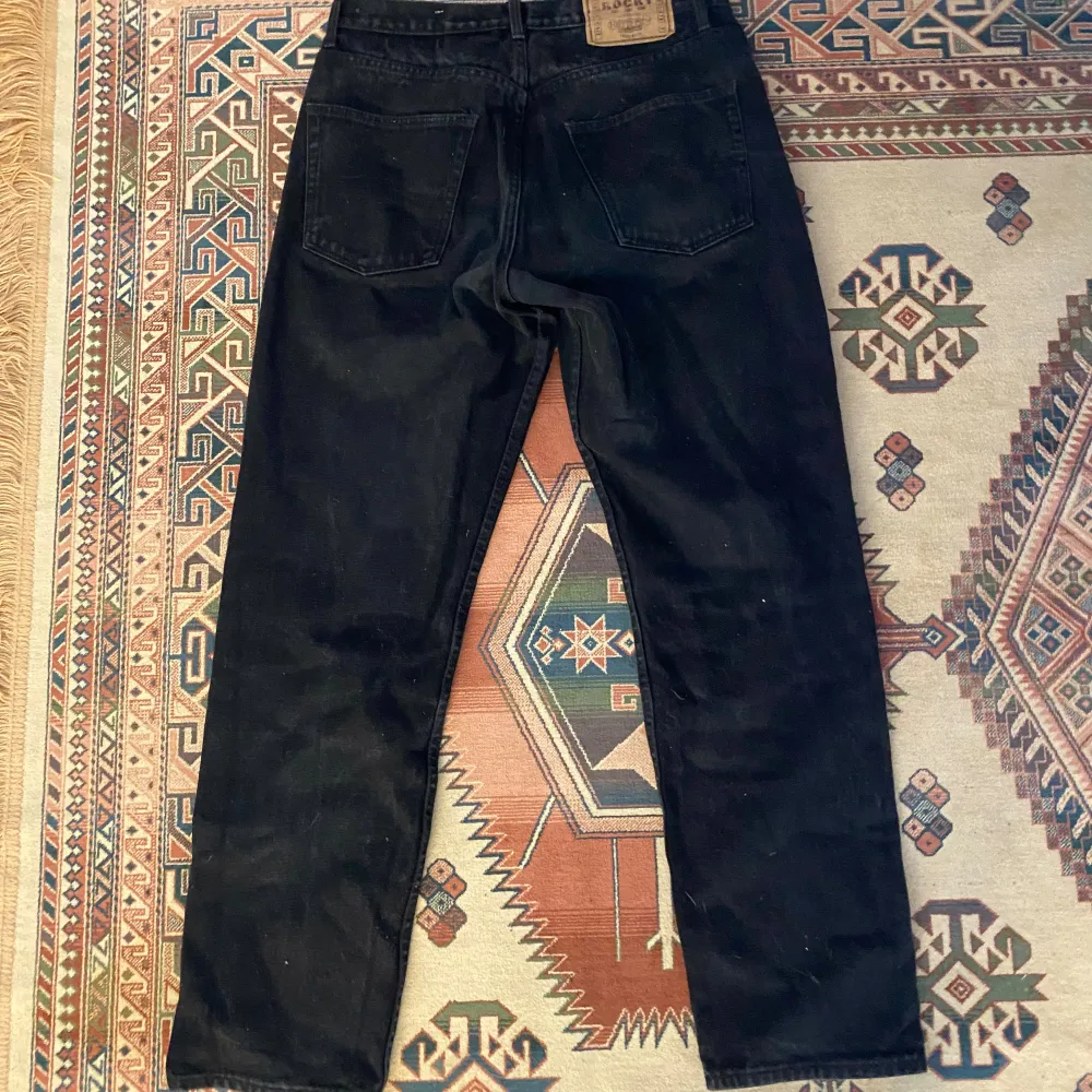 Svarta jeans sitter bra, köpt på röda korset men kollade inte storlek så satt inte bra på mig, priset är fast . Jeans & Byxor.