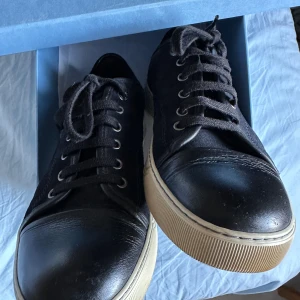 Lanvin sneakers 41 - Säljer dessa snygga och fina Lanvins i storlek 41, passar även 42. Skorna är i väldigt bra skick och är rena. Hör av dig vid möjliga frågor!