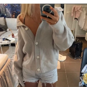 &Other stories kofta - Såååå fin kofta från other stories säljer då jag inte använder den💞💞köpt här på plick! Lånade bilder! 