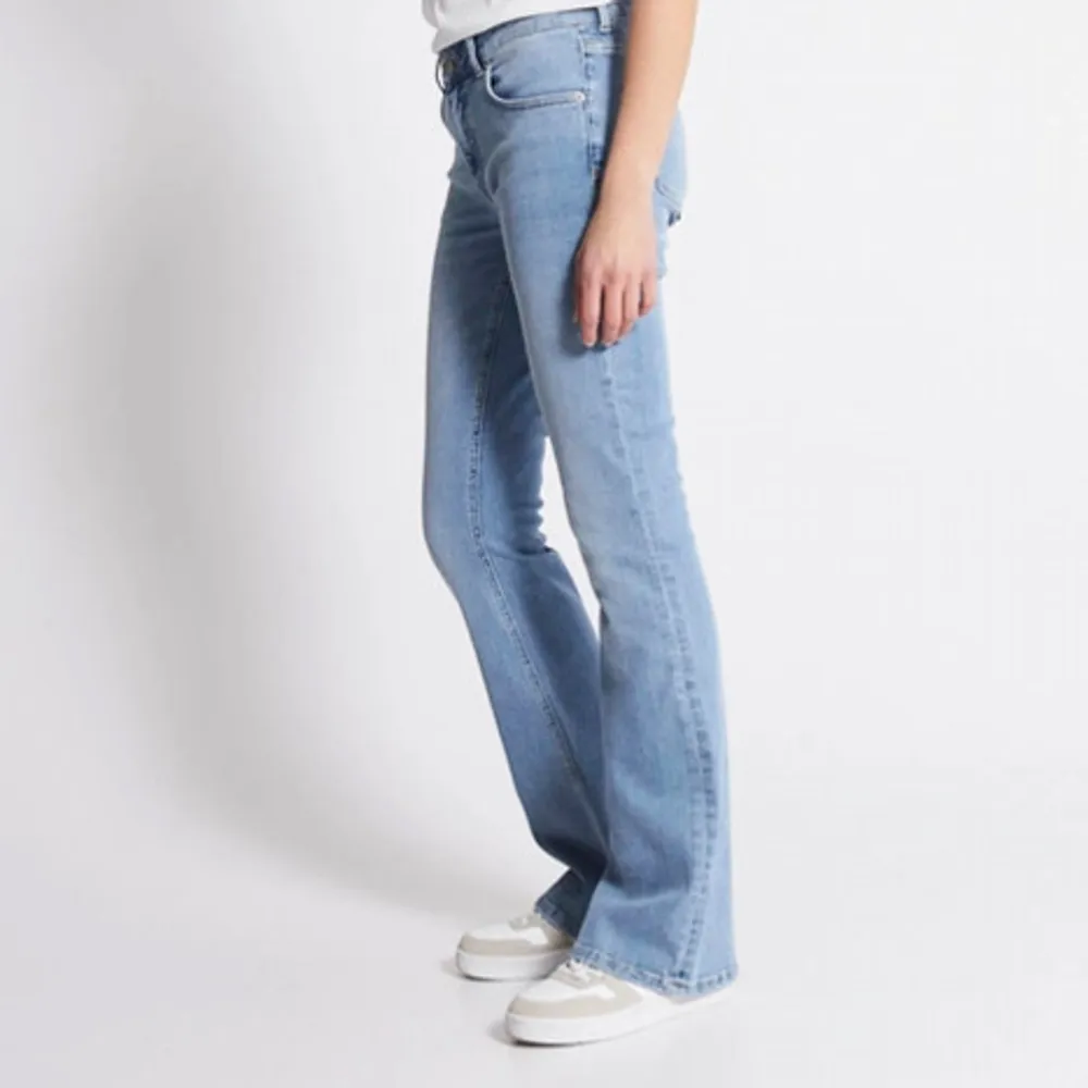 superfina bootcut jeans i jättebra skick!💞 säljer för att de börjar bli för korta och jag har många jeans💞. Jeans & Byxor.