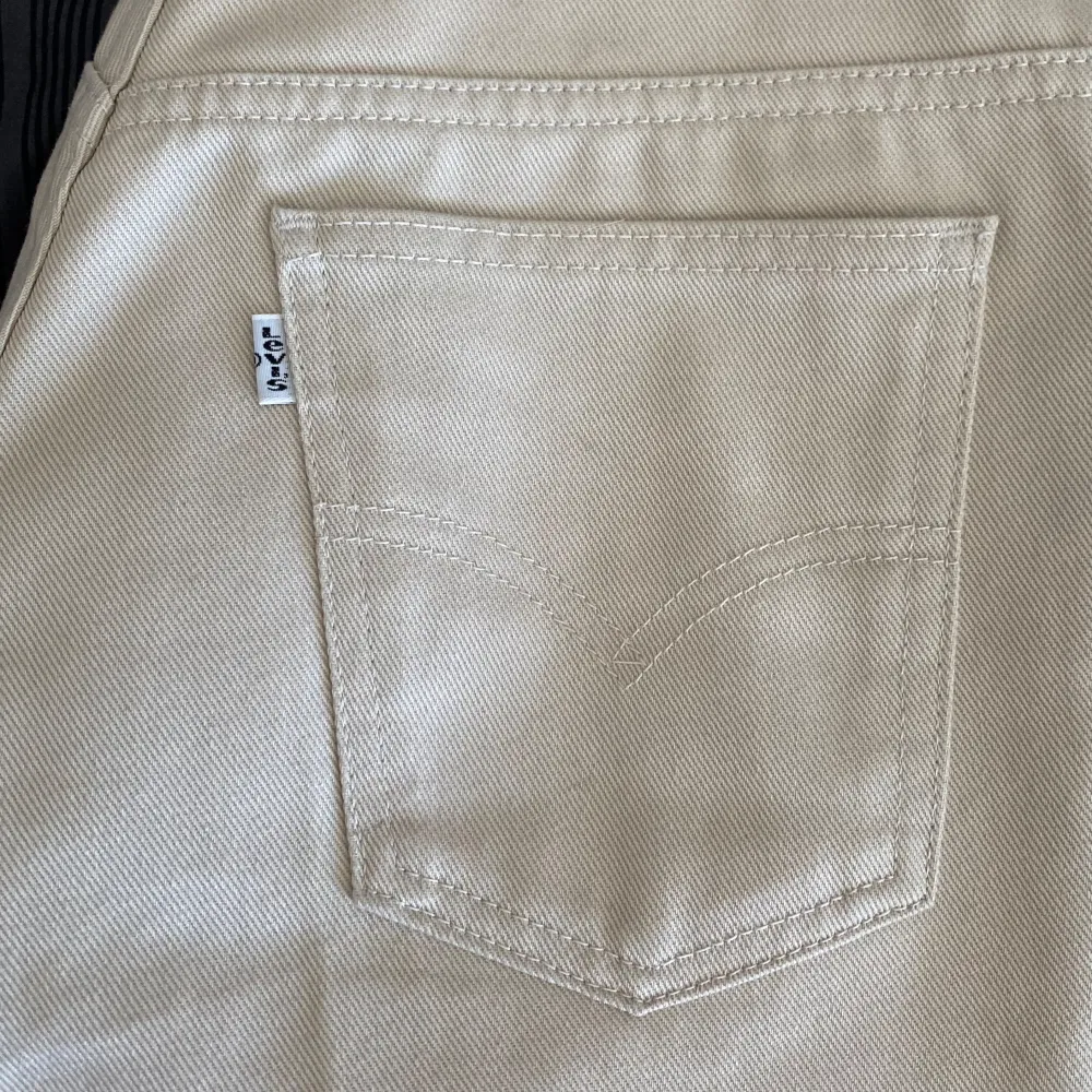 Supersnygga beige/creme vita jeans från levis i storlek XS. Helt oanvända så i utmärk skick! Går ner till golvet på mig som är 166💕tveka inte att kontakta vid frågor!. Jeans & Byxor.