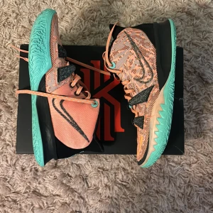 Nike kyrie 7 ’play for the future’ - Ett par kyrie 7 play for the future. Nya pris ca: 3000. Skorna är använda men har inga skador. Skorna görs inte längre och kommer troligtvis gå upp ännu mer i pris. Vid fler frågor är det bara att skriva.