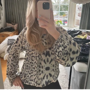 Leopard blus  - Så snygg leopardmönstrad blus i silkesmaterial! 