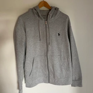 Polo Ralph Lauren zip - Polo Ralph lauren zip i nyskick, köpt på plick så osäker på om den är äkta, därav priset. Storlek M med passar även L, skick 10/10, nypris 1500kr. Pris går att diskutera✅