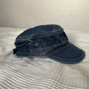 Vintage keps - En skitsnygg vintage denim-keps🧢🤩Den är justerbar🫶Det finns några blekta partier, det syns på bilderna, men jag vet inte om de var där ny då jag köpte den second hand💞 annars är den i bra skick! 