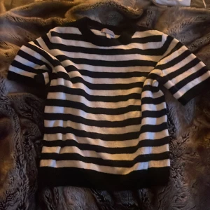 Stickad t-shirt - Väldigt snygg finstickad tröja(t-shirt). Använd 1 gång. Bekväm och mjuk i materialet. True to size.