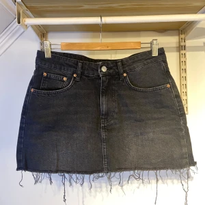 Low waisted jeanskjol  - Svart lågmidjad mini jeanskjol från Gina Tricot. Storlek 38 men rätt liten så passar storlek 34-36 bättre. 