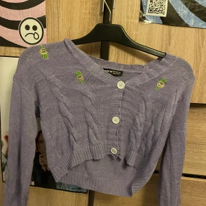 Lila cardigan - En kortare lila carigan Jag köpte den här på Plick men som lappen säger är den ursprungligen från SHEIN  Den är ganska kort så ni vet, mer S än M men lappen säger M💕