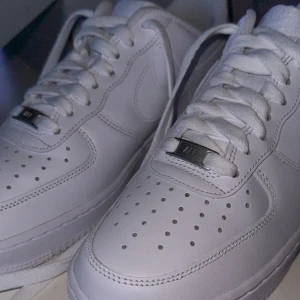 Nike Air Force 1  - Säljer helt nya och oanvända air force 1, har haft dom liggandes i lådan ett tag men har bestämt mig för att inte behålla dom. Köptes för 1500. 