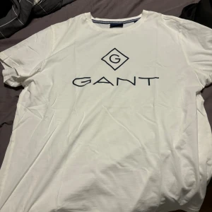 Helt ny Gant T-shirt - Säljer denna Gant tishan då den var för liten, helt ny aldrig använd. Hör av dig vid intresse eller om du har fler frågor ☺️