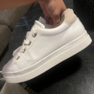 Gant skor (dam) - Säljer mina Gant skor då jag köpt nya. Dom är storlek 39. Köpta för 1200kr säljer för 800kr (kan tvätta sko snören innan postningen) 