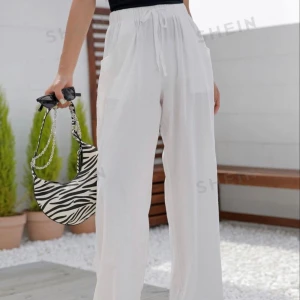 Linnebyxor  - Linnebyxor från shein, helt oanvända. De är mer mid waist än på bilden. Skönt material!