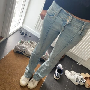 Ljusblå jeans - Ett par jättesnygga jeans från berska. Har 2 små defekter men inget som man tänker på. Skriv för flera bilder! 