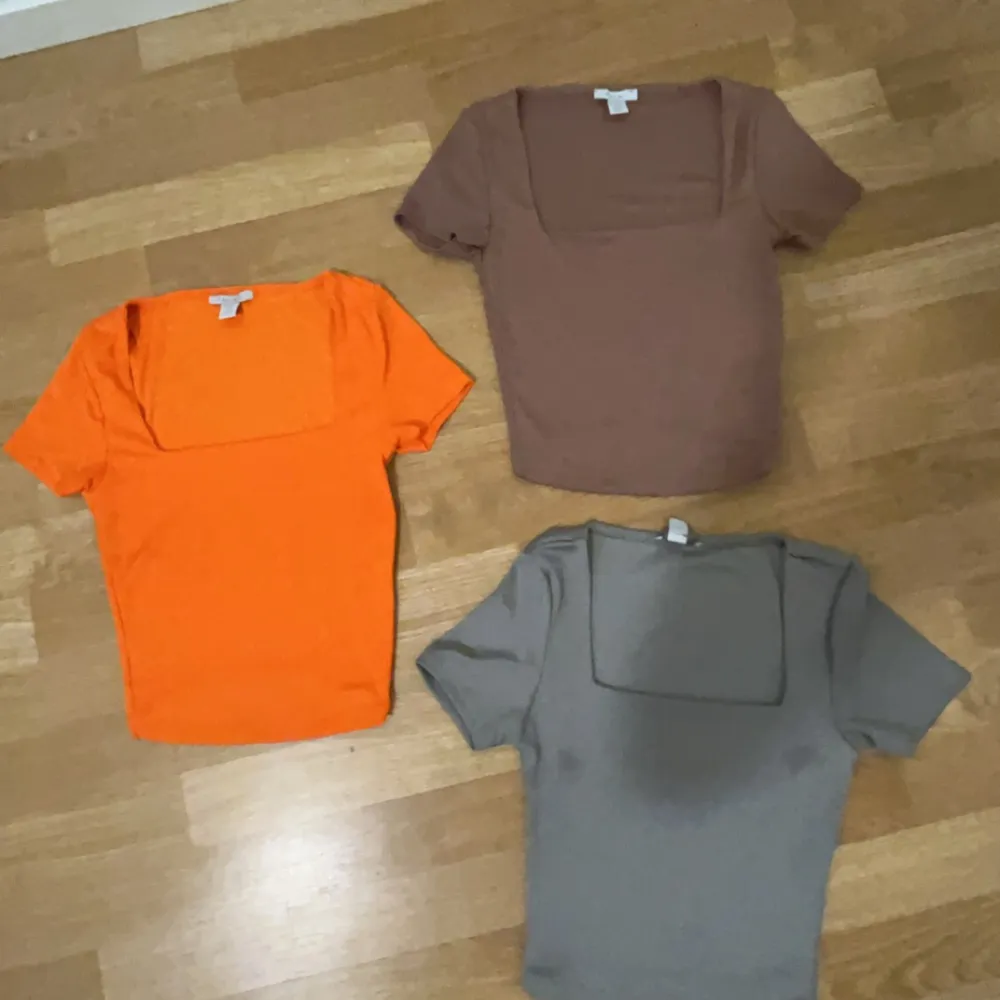 orange, rosa/beige, grå tshirts. 20kr/var. T-shirts.