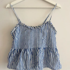 Blå- och vitrandig linnetopp - En somrig blå- och vitrandig linnetopp med  volangdetaljer. Har sytt in den i ryggen. Skriv för bild på, dock är den alldeles för liten på mig! 💗