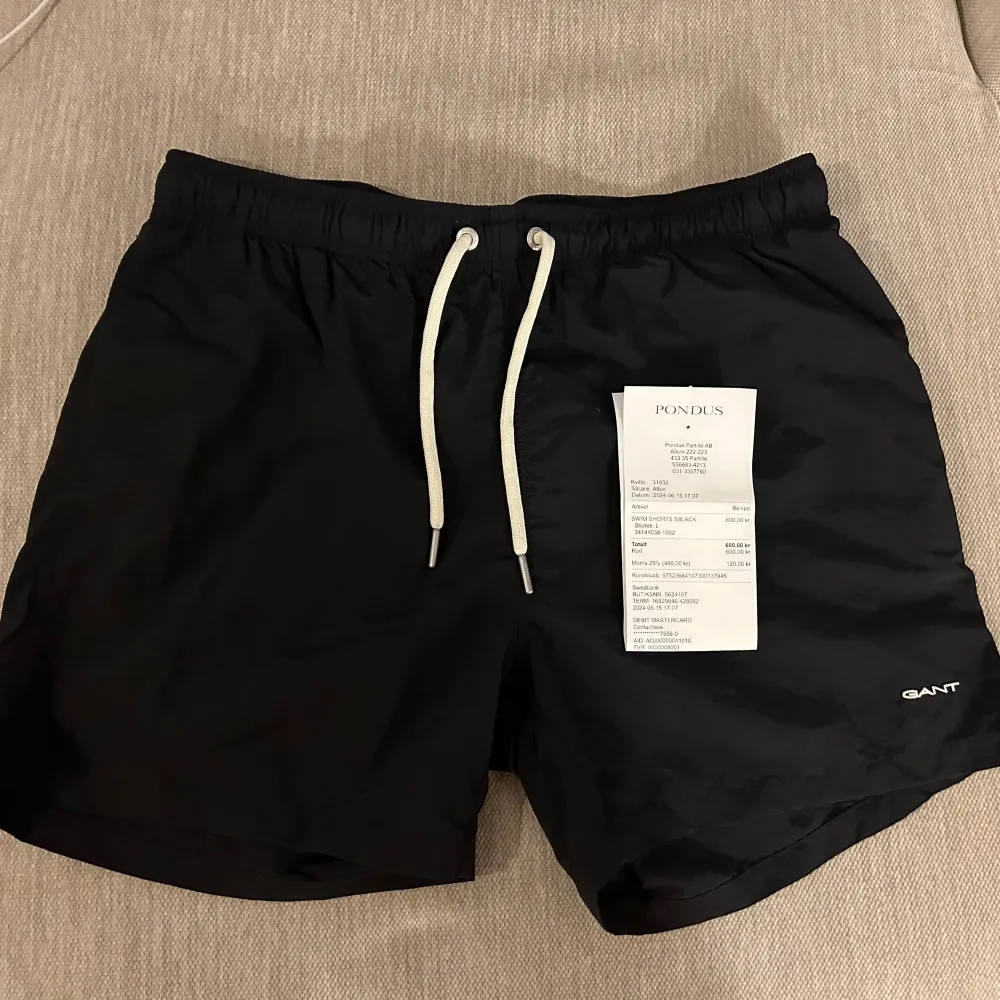 Helt nya Gant badshorts med kvitto kvar. Köpte för några dagar sen bara.  Köpta för 600kr. Säljer för 350 kr då de är som sagt från butik nyinköpta precis. . Shorts.