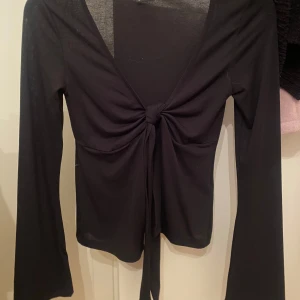 Svart topp - Säljer denna fina topp från Gina💕 använd endast 1-2 gånger. Storlek xs💕