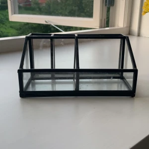 Smink/skin care (hållare)💄💋🧼🫧 - Jättefin hållare som jag har köpt på hm för 1 år sedan typ. Som tyvärr inte kommer till andvändning eftersom att jag har köpt en större och är bättre hållare för smink som jag inte andvänder. Ny pris: 100kr⭐️ Nu: 30kr🩷. Kan prata om priset🫧