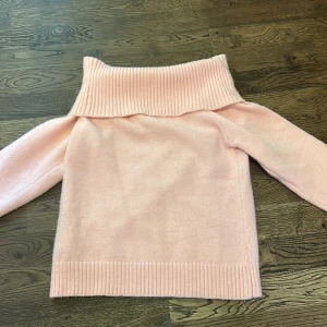 ljus rosa tröja! - säljer den här jättefina av axel tröjan, den är super skön och passar till typ allt!