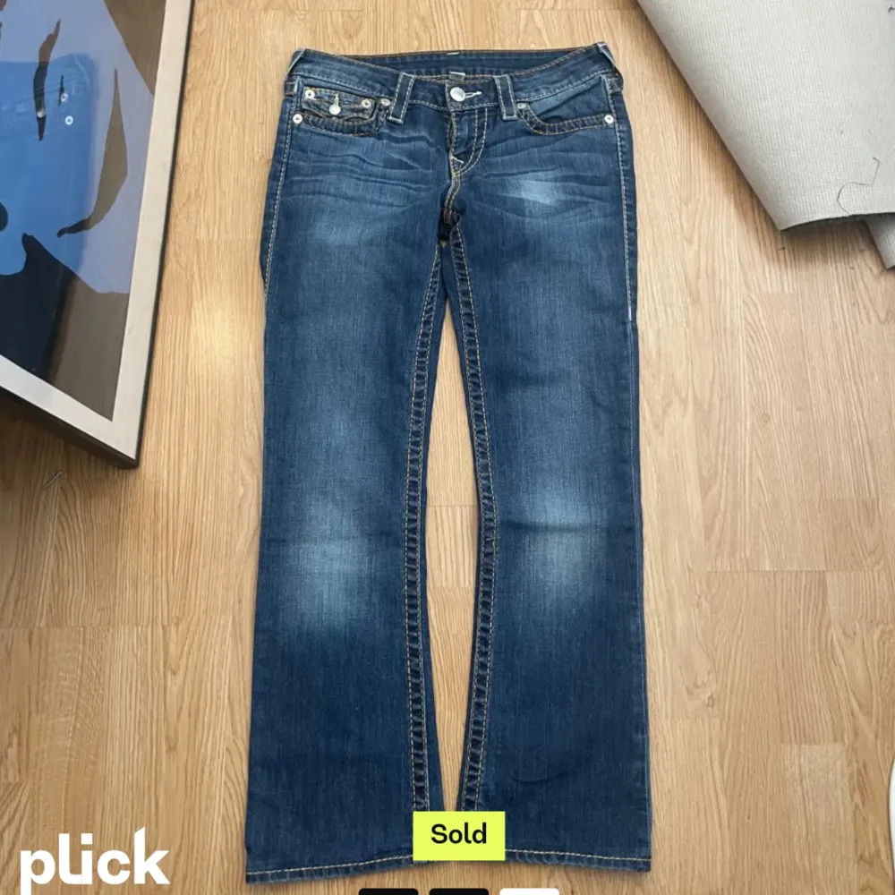 Jättesnygga trueys som köptes på plick men säljer då de var liiite korta på mig som är 173. Fin passform, lågmidjade. (Första bilden är lånad från första säljaren). Jeans & Byxor.