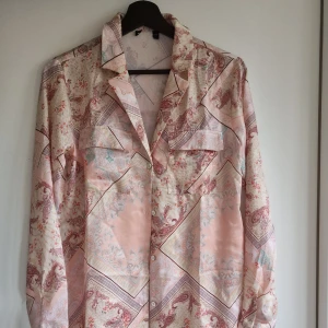 Fin satinskjorta - Fin och tunn satinskjorta! Endast använd en gång. S/xs