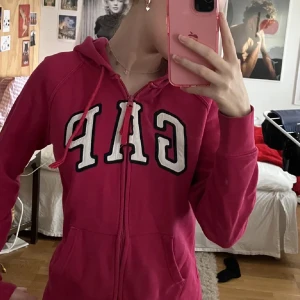 Rosa gap hoddie - GAMMLA ÄGARENS BILD!💞 säljer för jag använder aldrig inte heller riktigt min stil den är bra skick pris kan diskuteras ❤️