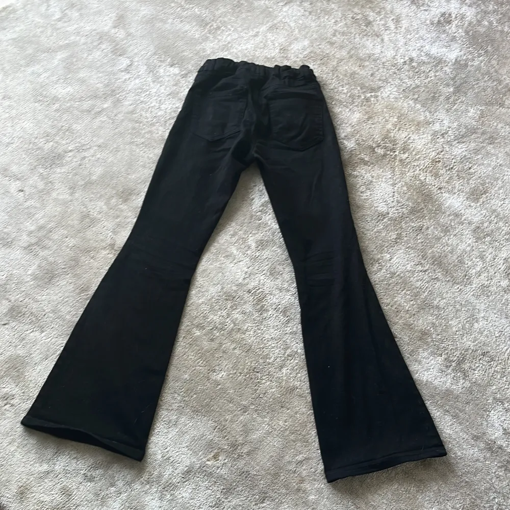 Super fina svarta jeans ifrån Lindex! Är i storlek 164 och är nästan i ny skick 🫶 skriv för mer bilder eller info! . Jeans & Byxor.