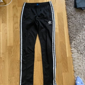 Adidas Byxor  - Pris kan prutas!